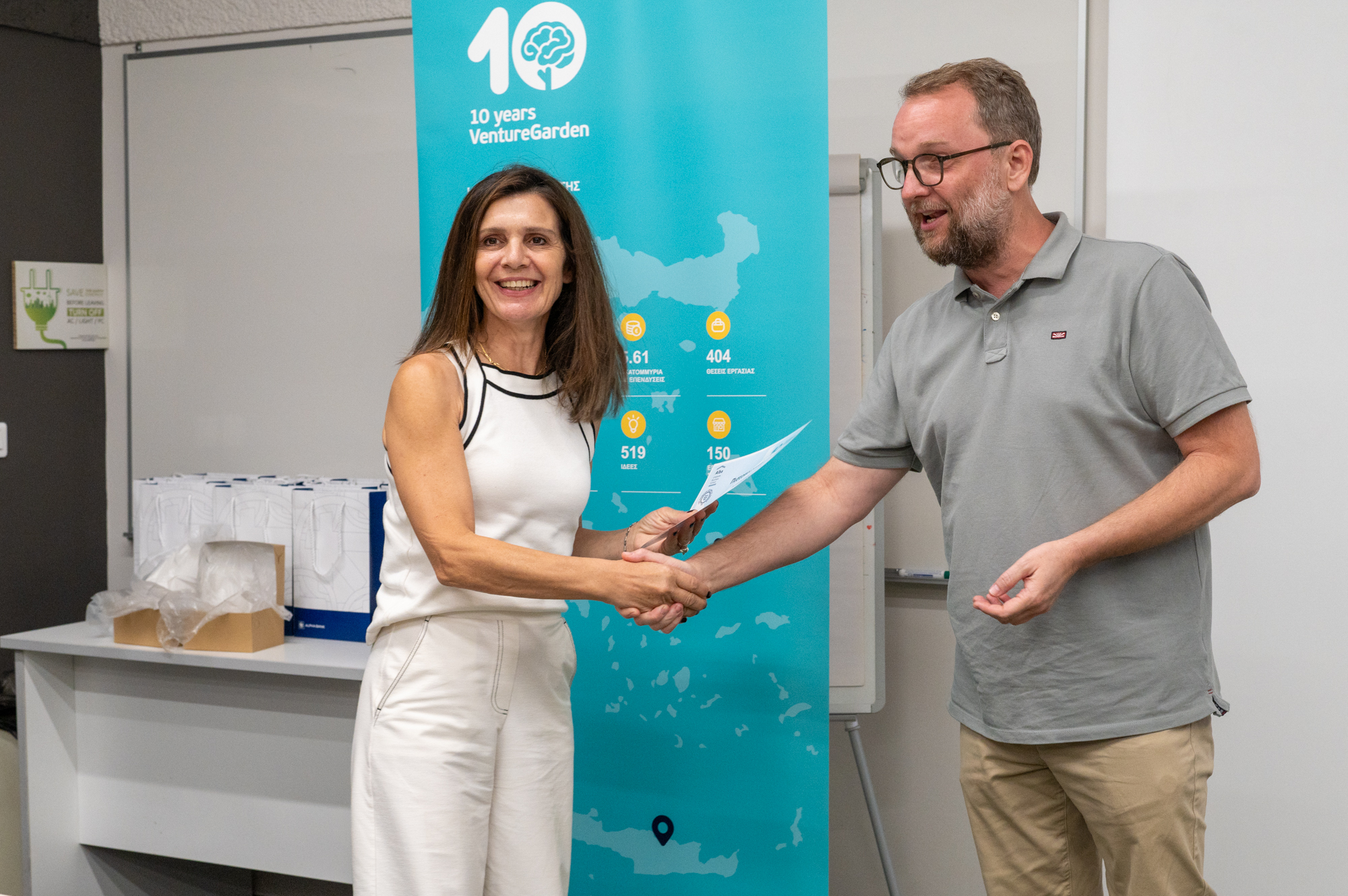 Η-συμμετέχουσα-Δήμητρα-Γκιώκα-Αθήναπαραλαμβάνει-τη-βεβαίωση-συμμετοχής-στο-Alpha-Females-For-VentureGarden.jpg?mtime=20240620153525#asset:486725 Η-συμμετέχουσα-Δήμητρα-Γκιώκα-Αθήναπαραλαμβάνει-τη-βεβαίωση-συμμετοχής-στο-Alpha-Females-For-VentureGarden.jpg?mtime=20240620153525#asset:486725