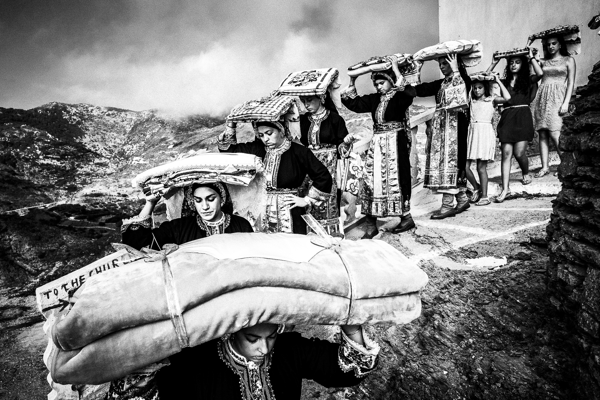 Μεταφορά-προίκας-από-το-σπίτι-του-γαμπρού-στης-νύφης-Όλυμπος-Καρπάθου.jpg?mtime=20220915112959#asset:371652