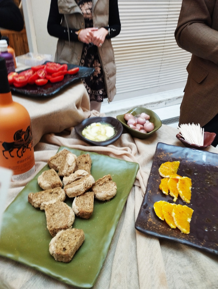 εξαιρετικής-ποιότητας-λάδια-είχαν-την-ευκαιρία-να-δοκιμάσουν-όσοι-επισκέφτηκαν-την-Γιορτή-του-Παραγωγού.jpg?mtime=20240422120008#asset:474690 εξαιρετικής-ποιότητας-λάδια-είχαν-την-ευκαιρία-να-δοκιμάσουν-όσοι-επισκέφτηκαν-την-Γιορτή-του-Παραγωγού.jpg?mtime=20240422120008#asset:474690