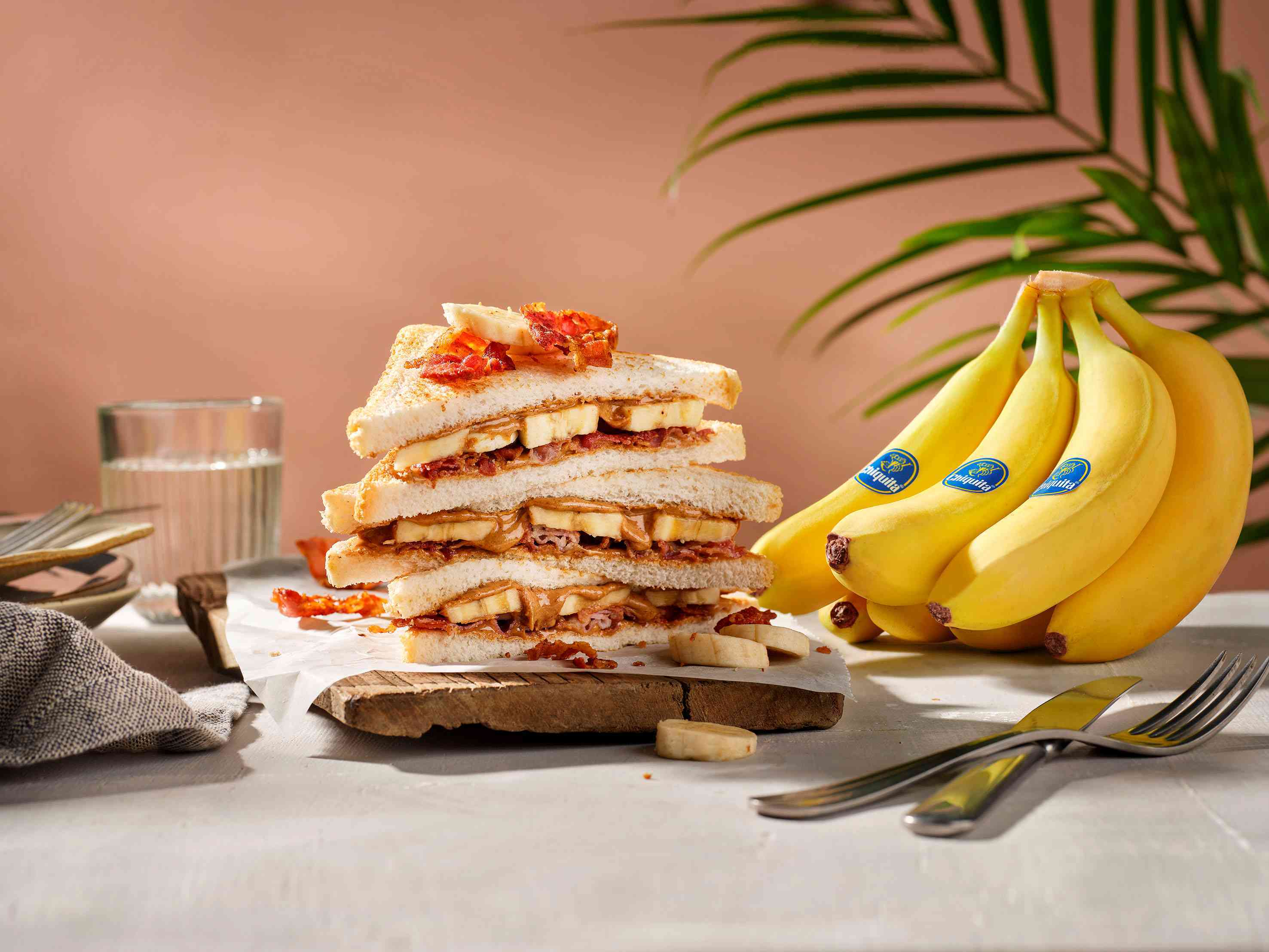 230214_CHIQUITA_SPRINGSTICKERS_Peanutbutter_crispy_bacon_banana_sandwich_v1.jpg?mtime=20230510140947#asset:414214