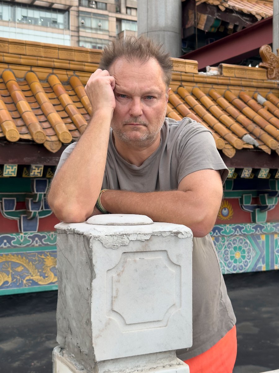 Juergen_Teller_portrait_courtesy_of_the_artist.width-960_caY8wrY2ZnckDFm7.jpeg?mtime=20251015140343#asset:569347