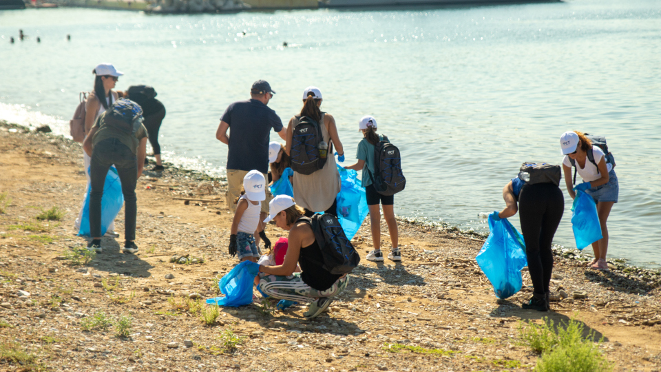 PCT_Beach_Cleanup_02.jpg?mtime=20230919141600#asset:434806