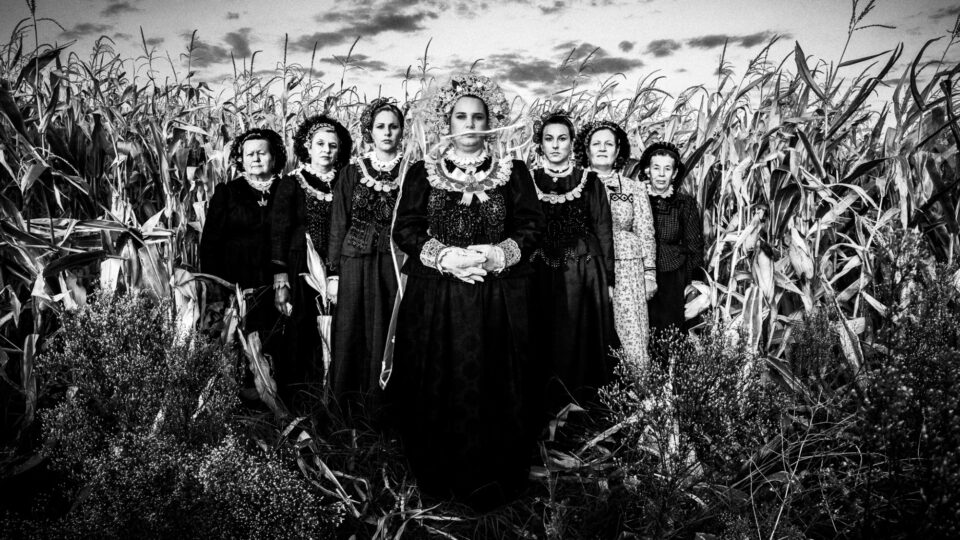 Ένα ιδιότυπο φωτορεπορτάζ στα παραδοσιακά δρώμενα της Ελλάδας