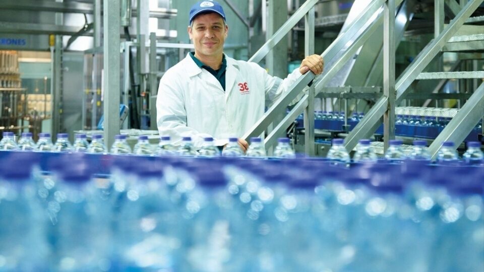 Coca-Cola: Μετατροπή του εργοστασίου στο Αίγιο σε κλιματικά ουδέτερο