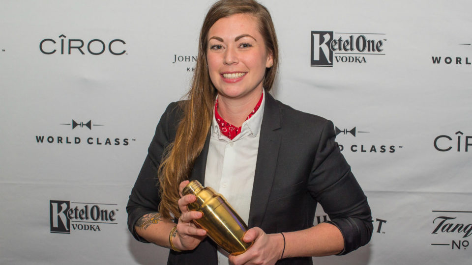 Η Kaitlyn Stewart ανακηρύχθηκε η καύτερη bartender του κόσμου για το 2017!