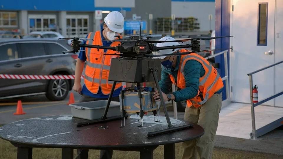 Μεγάλη αλυσίδα λιανικής παραδίδει πάνες και τρόφιμα με drone