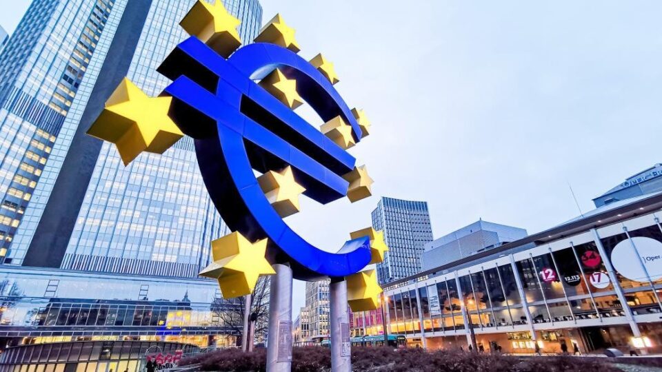 Το «φάρμακο» των επιτοκίων της ΕΚΤ λειτούργησε στον πληθωρισμό - καλύτερη η ανάπτυξη το επόμενο 12μηνο