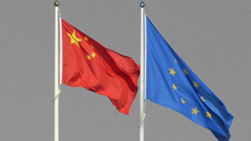 ΕΕ: «Παγώνουν» οι προσπάθειες επικύρωσης της επενδυτικής συμφωνίας με την Κίνα