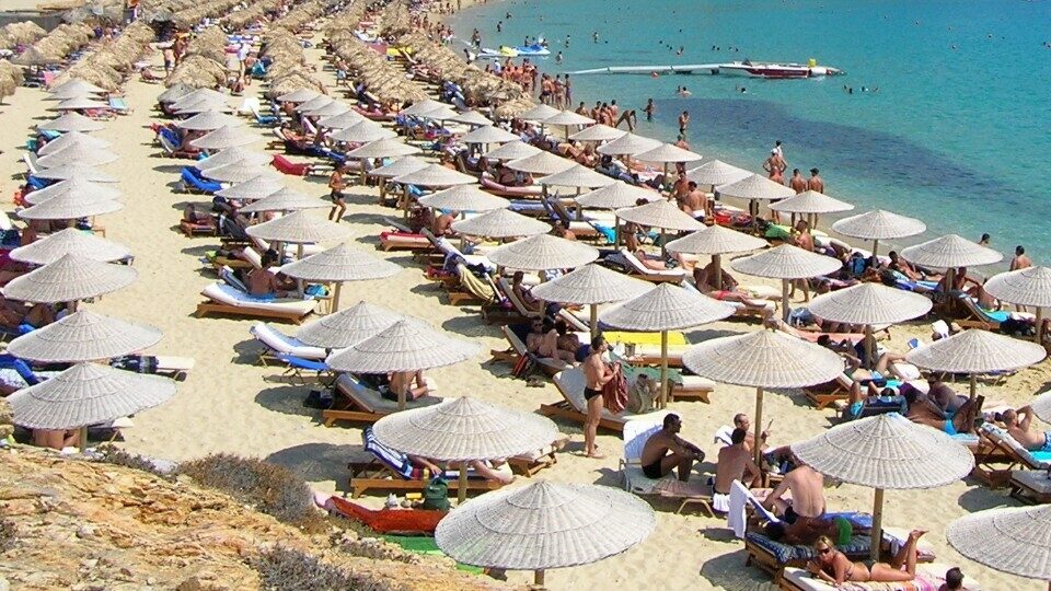 Ακατάλληλες για κολύμβηση 47 παραλίες της Αττικής - «Κόπηκαν» ακτές με «Γαλάζια Σημαία»