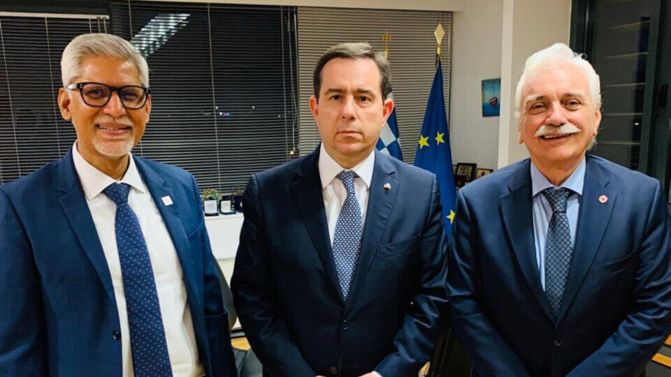 Συνάντηση Μηταράκη με τον πρόεδρο του ΕΕΣ και τον γγ της ΔΟΕΣ για το Μεταναστευτικό