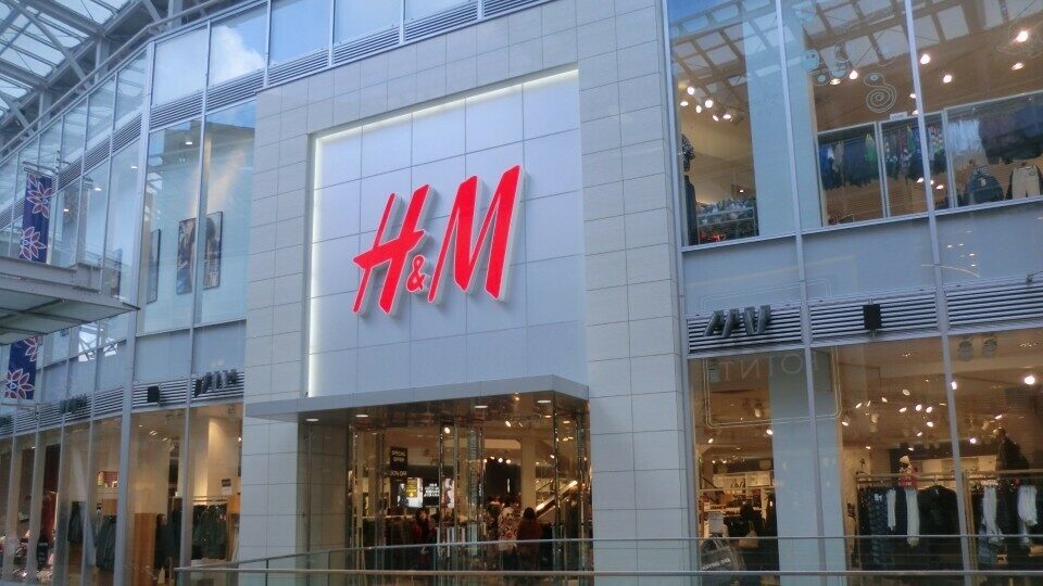Η H&M σταματάει να τυπώνει κατάλογο με προϊόντα μετά από 40 χρόνια