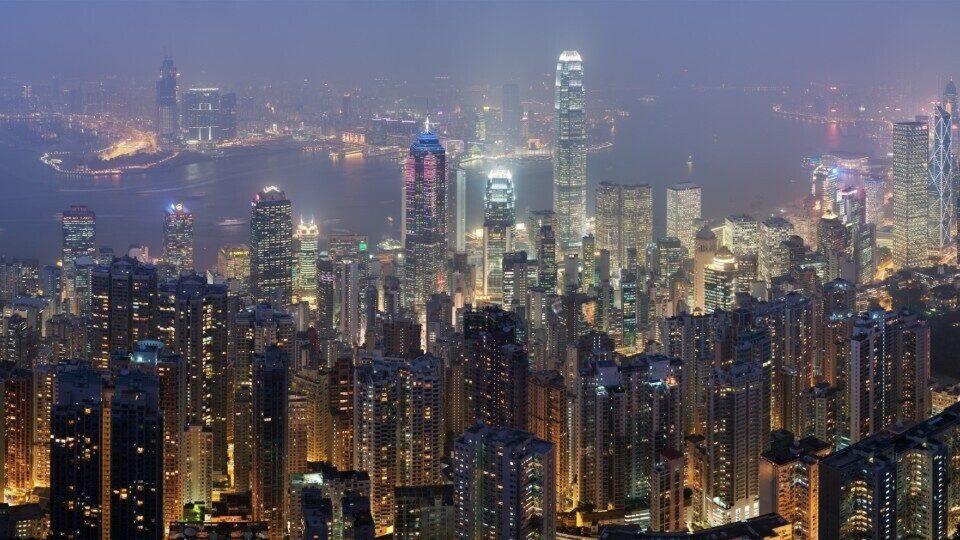 Swarovski, Versace και άλλα brands πολυτελείας ζητούν συγγνώμη από το Χονγκ Κονγκ