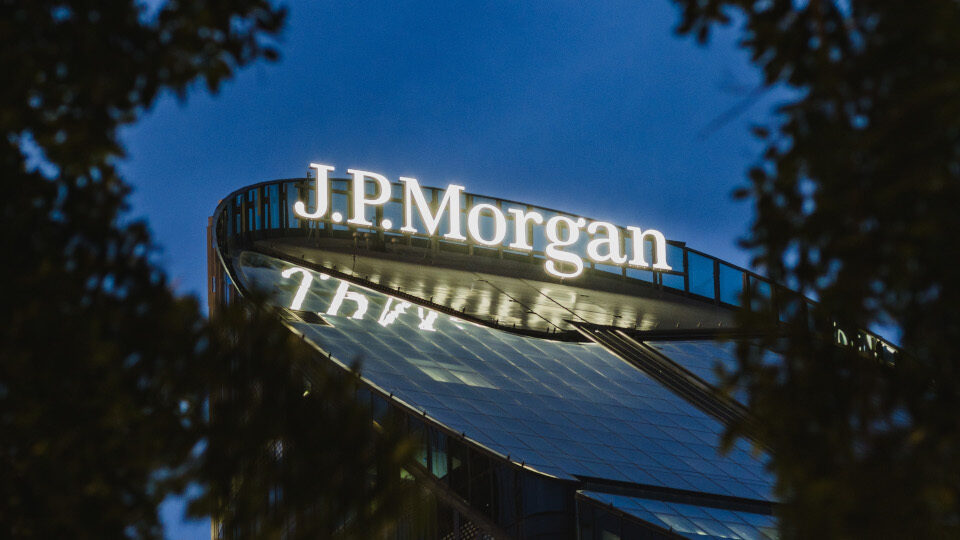 JP Morgan: Ουδέτερη για τις ελληνικές μετοχές και παραμένει overweight στα ελληνικά ομόλογα