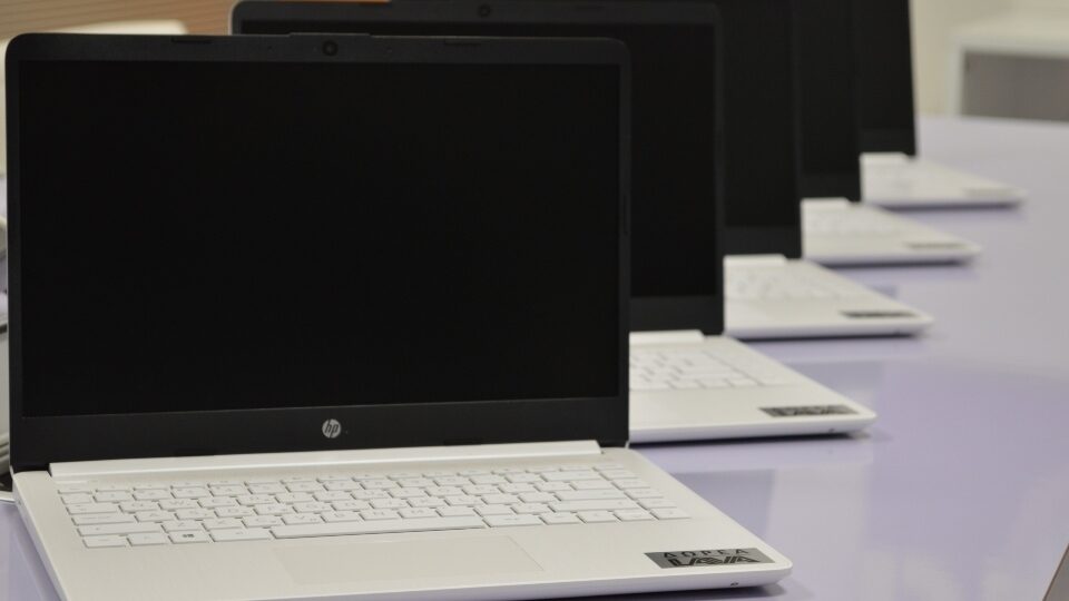 Η ΛΑΒΑ προσφέρει φορητούς υπολογιστές σε όλους τους μαθητές της Α’ Γυμνασίου της Νισύρου