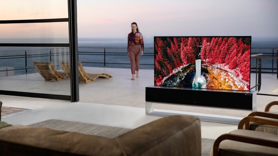 Διαθέσιμη η αναδιπλούμενη τηλεόραση της LG, με κόστος 73.000 ευρώ