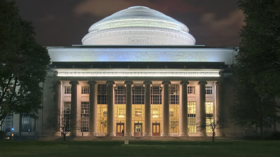 Το Τεχνολογικό Ινστιτούτο MIT «κόβει τους δεσμούς» με τις Huawei και ZTE
