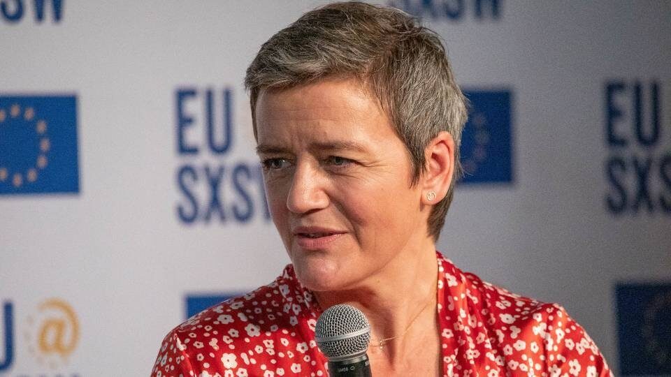 Η Vestager προειδοποιεί την Apple και ζητά ίση μεταχείριση σε όλες τις εφαρμογές