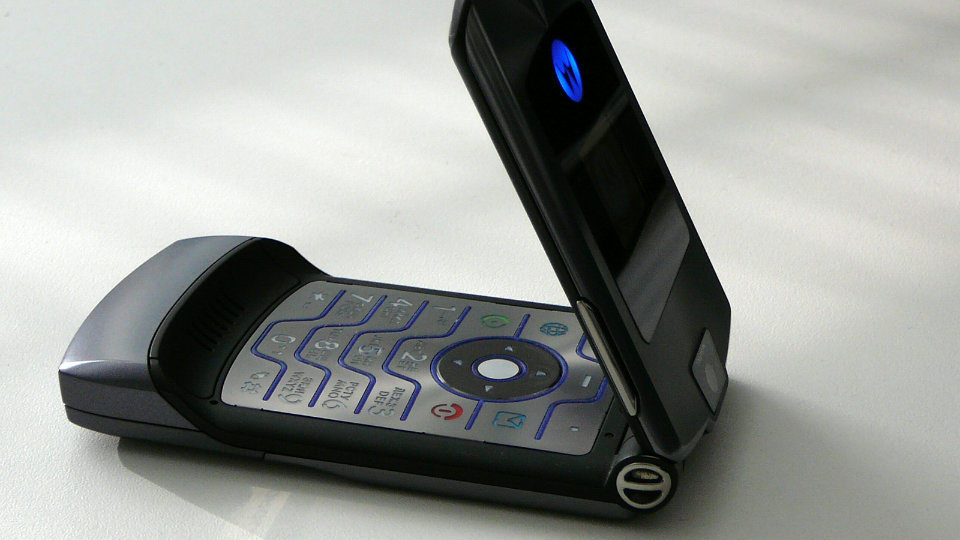 Το Motorola RAZR θα αναβιώσει ως αναδιπλούμενο smartphone