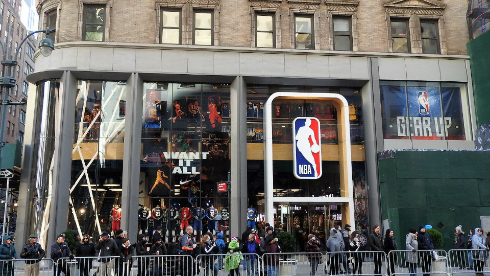 Το πρώτο του κατάστημα στην Ευρώπη ανοίγει το NBA