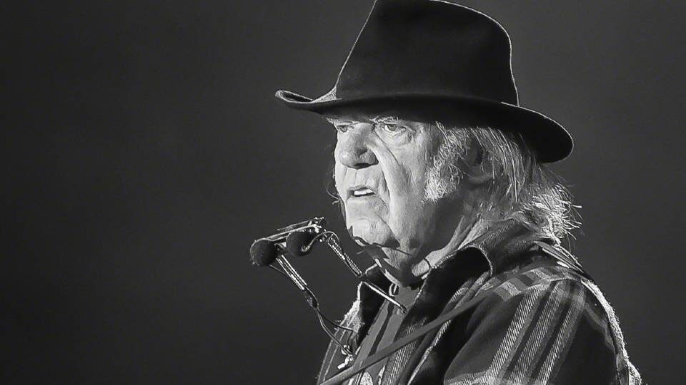 Το Spotify αφαιρεί τη μουσική του Neil Young, μετά το τελεσίγραφο του