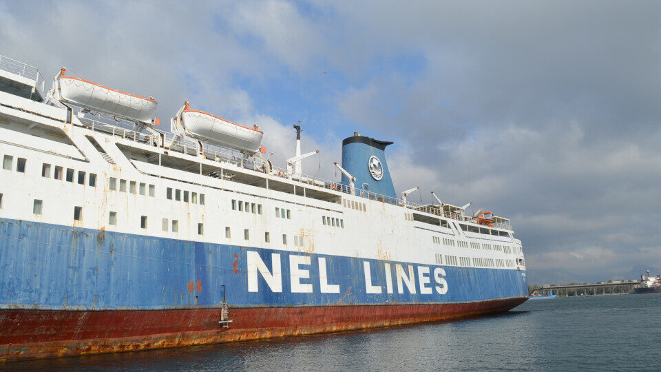 ΟΛΕ: Απομακρύνθηκε το 13ο επικίνδυνο-επιβλαβές πλοίο από την Ελευσίνα