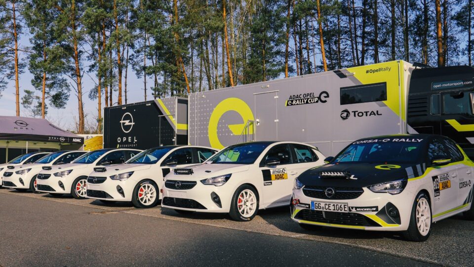Η Opel γίνεται ο πρώτος κατασκευαστής που παρουσιάζει ηλεκτρικό αυτοκίνητο ράλι