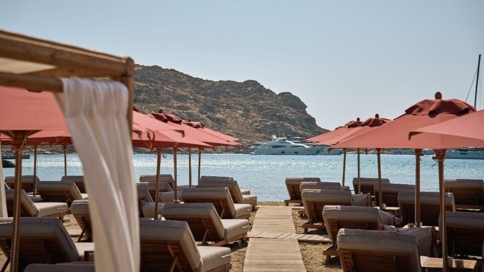 Πάρος: Το Monastiri Beach Bar and Restaurant επιστρέφει ανανεωμένο