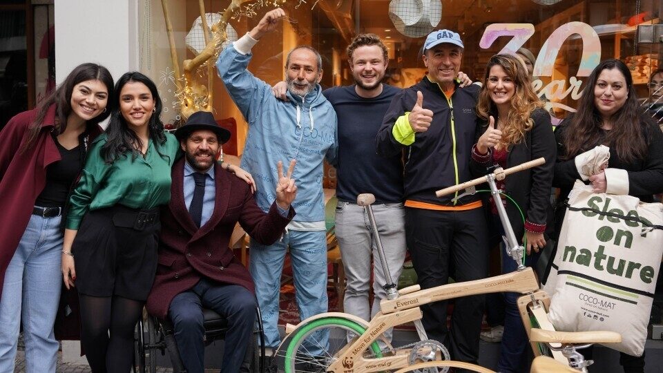 Γιατί ο ιδρυτής της Coco-Mat φεύγει για το Έβερεστ με ένα ξύλινο ποδήλατο [video]