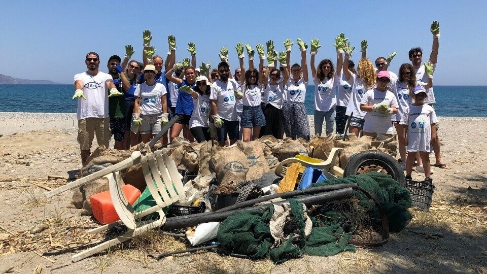 «Προσφέρω»: 40 παραλίες πιο καθαρές στην Κρήτη, την Κεφαλονιά και τη Ζάκυνθο