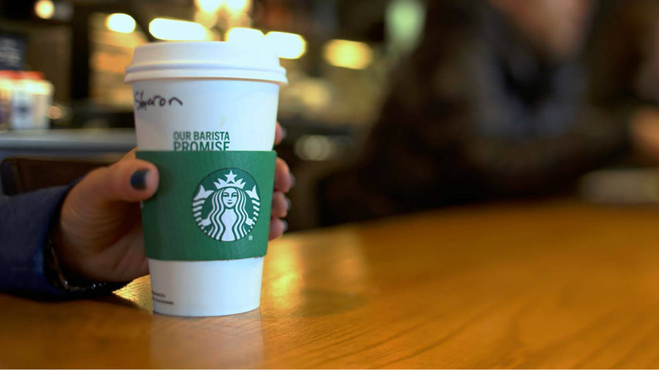 Κλείνουν για ένα απόγευμα όλα τα Starbucks στις ΗΠΑ μετά το ρατσιστικό περιστατικό [video]