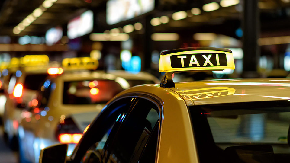 Το Υπουργείο Μεταφορών ετοιμάζει πλατφόρμα για τις καταγγελίες των επιβατών ταξί