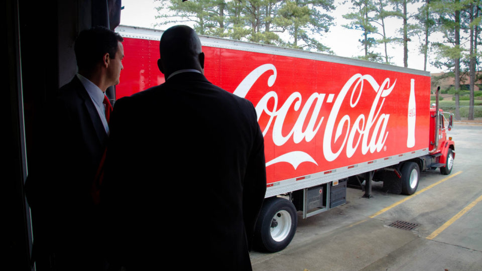 Συνεργασία DS Smith - Coca-Cola για αντικατάσταση των πλαστικών χειρολαβών με το DS Smith Lift Up