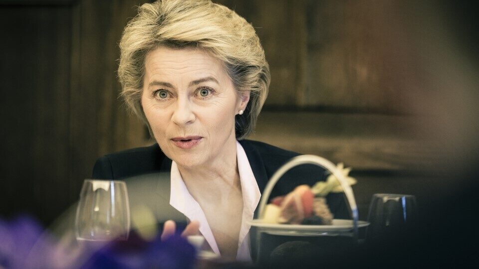 von der Leyen: «Προσεκτική εξέταση» των χρήσεων του πιστοποιητικού εμβολιασμού