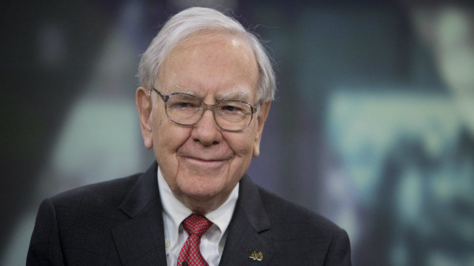 Μετά τους επαίνους, ο Warren Buffett αποκτά μετοχές της Amazon