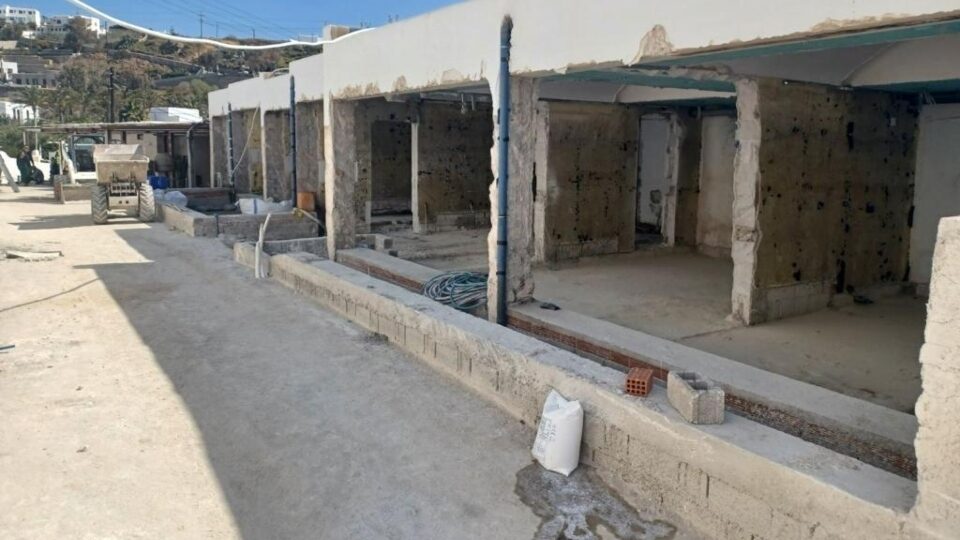 Μύκονος: Έπιασαν δουλειά οι μπουλντόζες – Κατεδαφίζουν αυθαίρετες κατασκευές γνωστού μπαρ