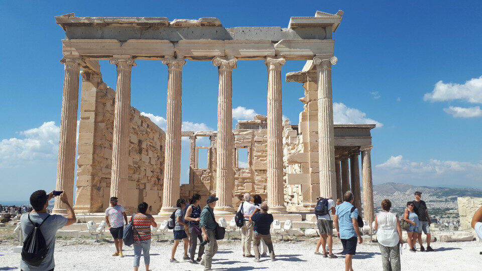 Το σοκ της ελληνικής οικονομίας το 2020 οφείλεται στην εξάρτηση από τον τουρισμό