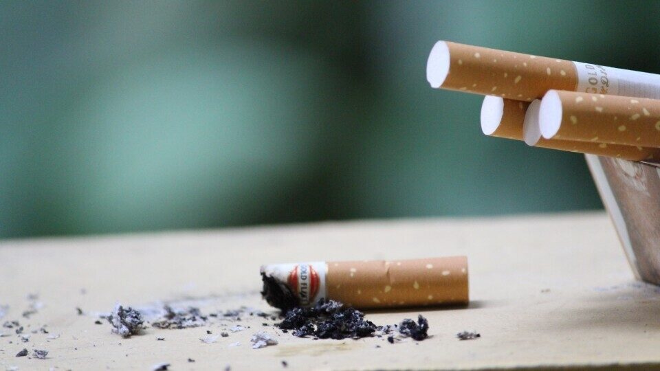 Bloomberg: Πώς τα λαθραία τσιγάρα «έβλαψαν» τις συντάξεις στην Ελλάδα