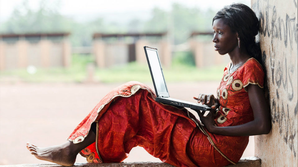 Ψηφιακές ανισότητες: 3 στους 5 νέους στην Αφρική εκτός σύνδεσης