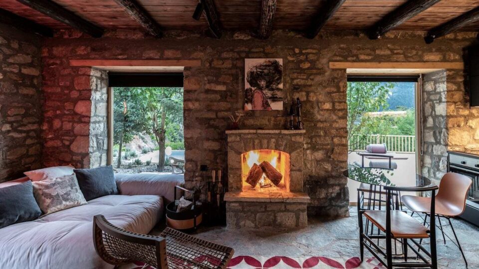 Airbnb: Η εταιρεία «κόβει» τα πάρτι... οι τουρίστες ψάχνουν διαμονή στην Ελλάδα