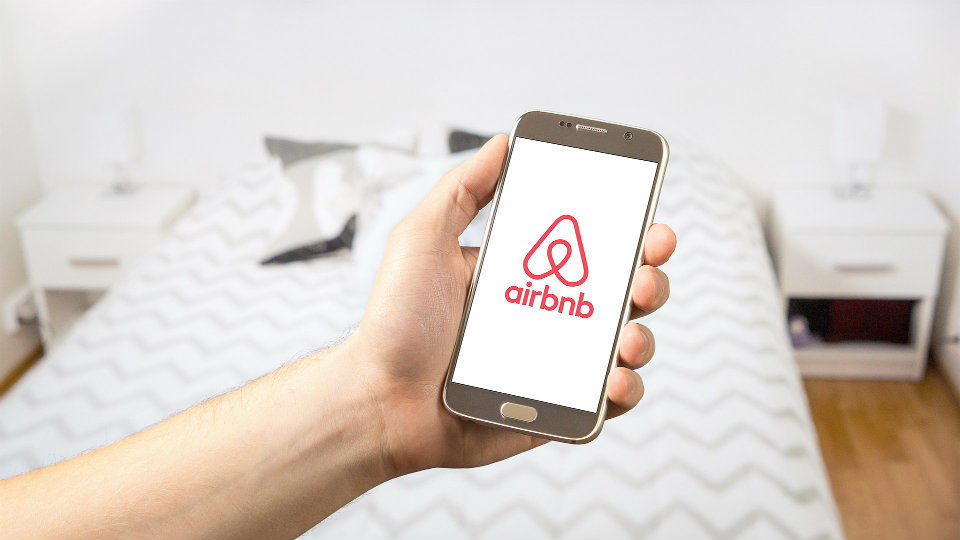 Airbnb: Δωρεάν ή επιδοτούμενη στέγαση για 100.000 εργαζόμενους στην υγεία