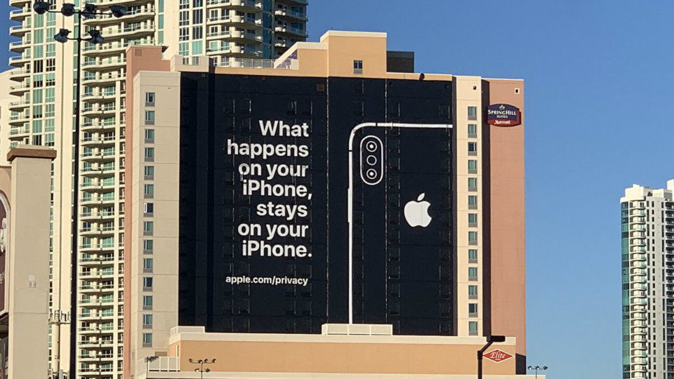 Η Apple «τρολάρει» την Google με διαφημιστικό πανό έξω από την CES