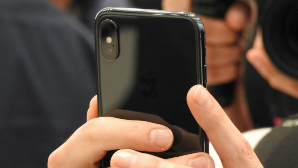 Η Apple επιβεβαιώνει ότι "κάποιες κυβερνητικές υπηρεσίες" εξετάζουν την επιβράδυνση των iPhone