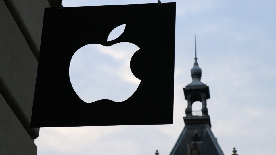 Apple: Η πρώτη εταιρεία στον κόσμο που «σπάει» το φράγμα των 3 τρισ. δολαρίων