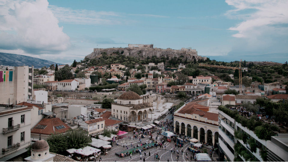 Ο μέσος Έλληνας βγάζει 14.400 ευρώ και βασίζεται σε συγγενείς και φίλους
