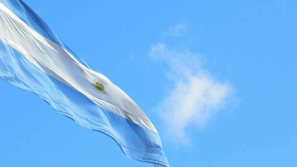 Η Αργεντινή επιβάλει capital controls, καθώς βαθαίνει η οικονομική της κρίση