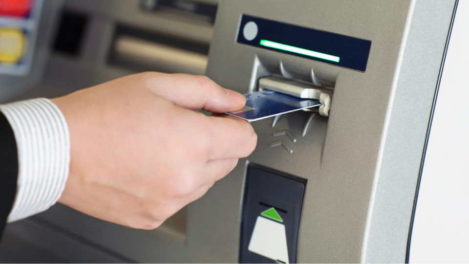 Αυξήσεις στις διατραπεζικές αναλήψεις από ATM - Έως και 3 ευρώ ακριβότερες