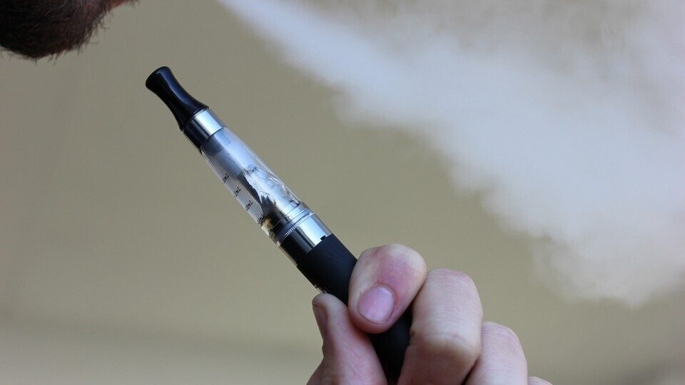 FDA για ηλεκτρονικά τσιγάρα: «Σταματήστε να ατμίζετε επικίνδυνα προϊόντα»