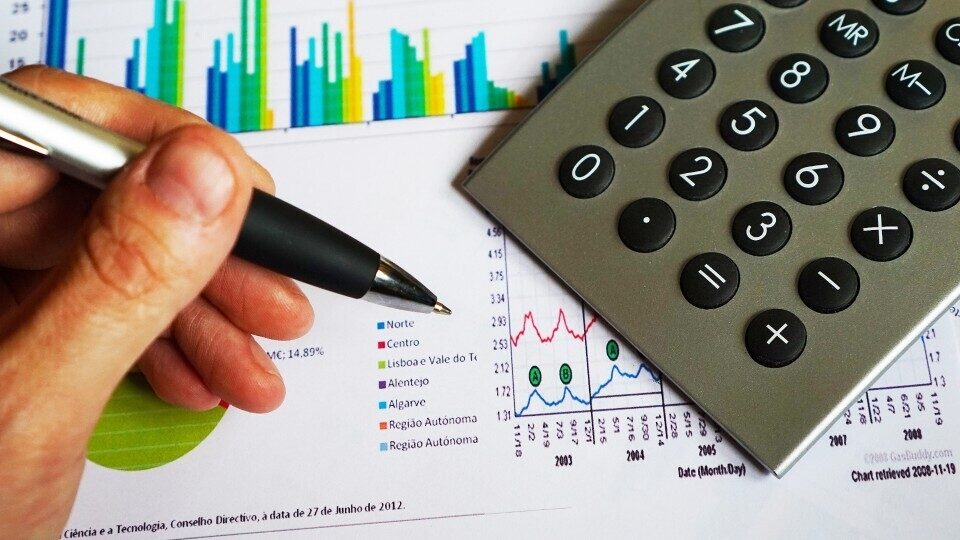 Στο -9,9% «βλέπει» τον μέσο ετήσιο ρυθμό μεταβολής του ΑΕΠ για το 2020 το ΚΕΠΕ