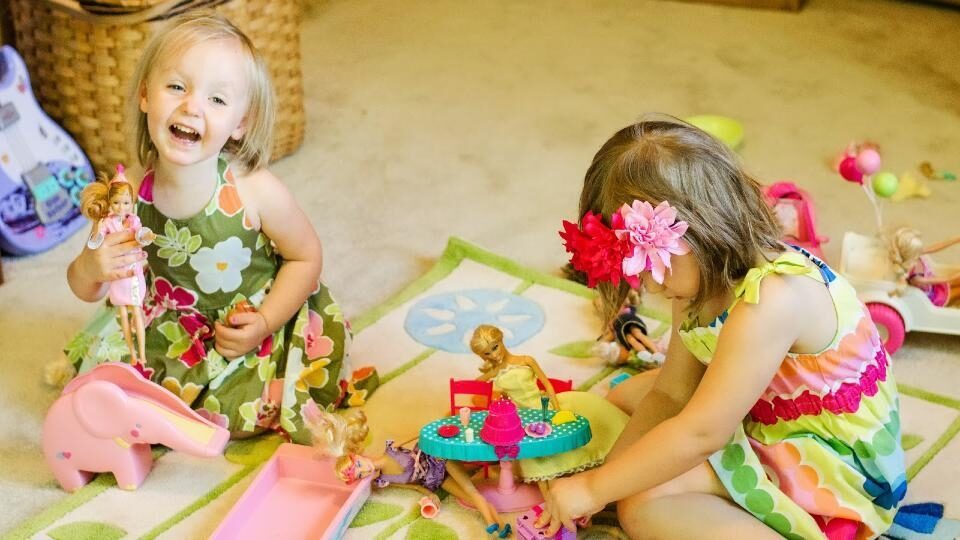 Το παιχνίδι με τις κούκλες ενθαρρύνει την ενσυναίσθηση στα παιδιά