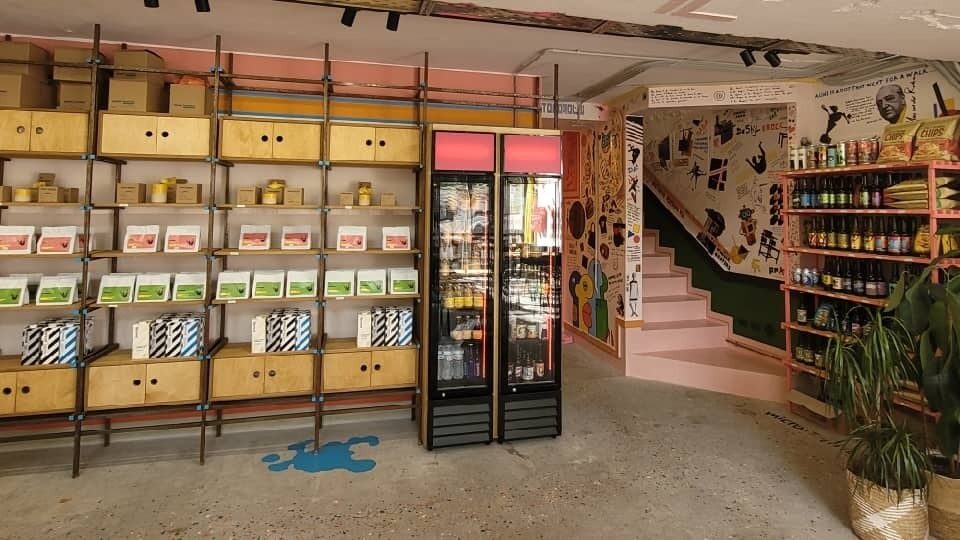 Behold the Man: Ένα νέο cafe-παντοπωλείο, πολλοί χρωματιστοί μαρκαδόροι